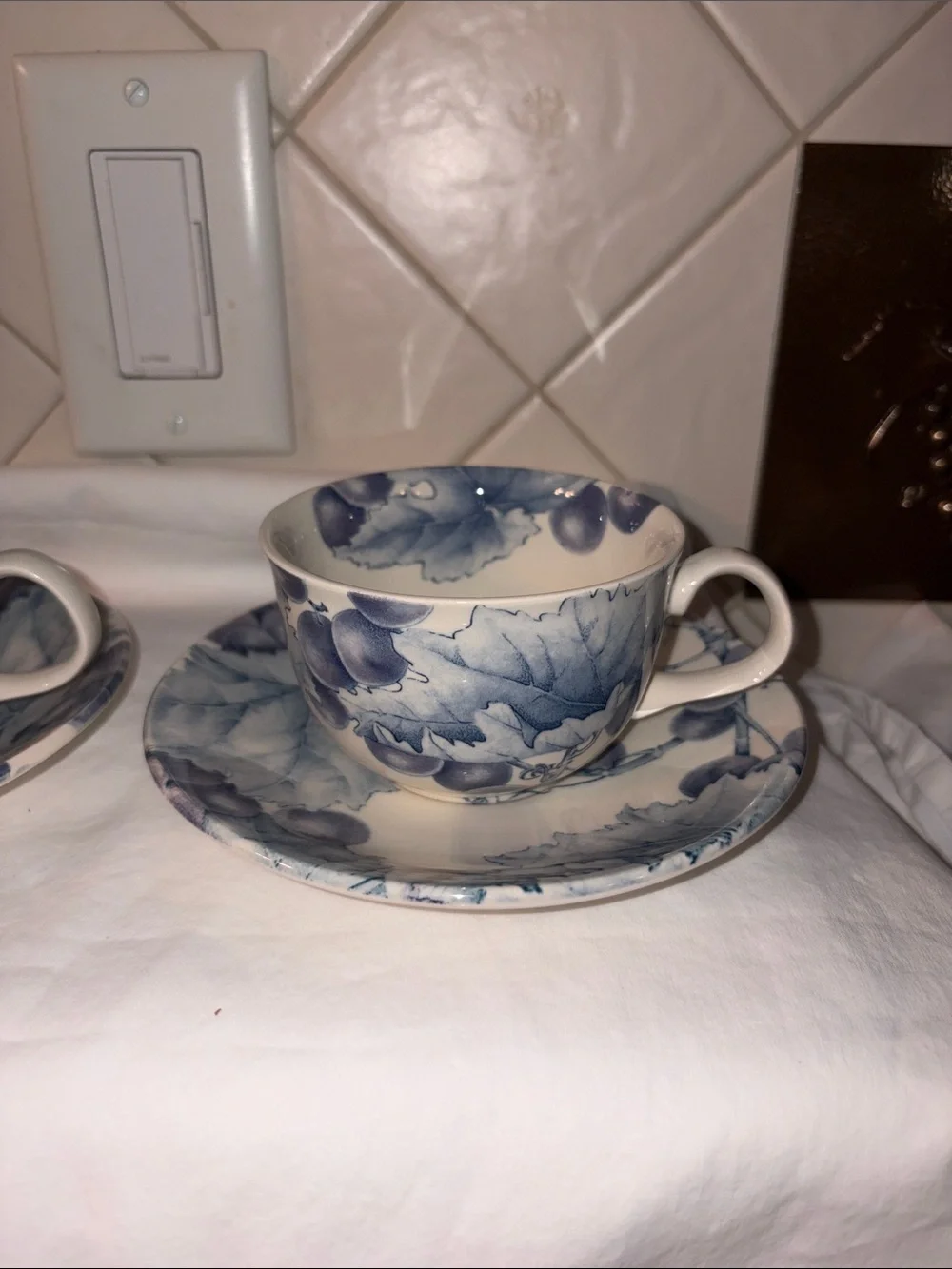 Like new Pier 1 One Angleterre VINEYARD England cups & saucers set of 4 each